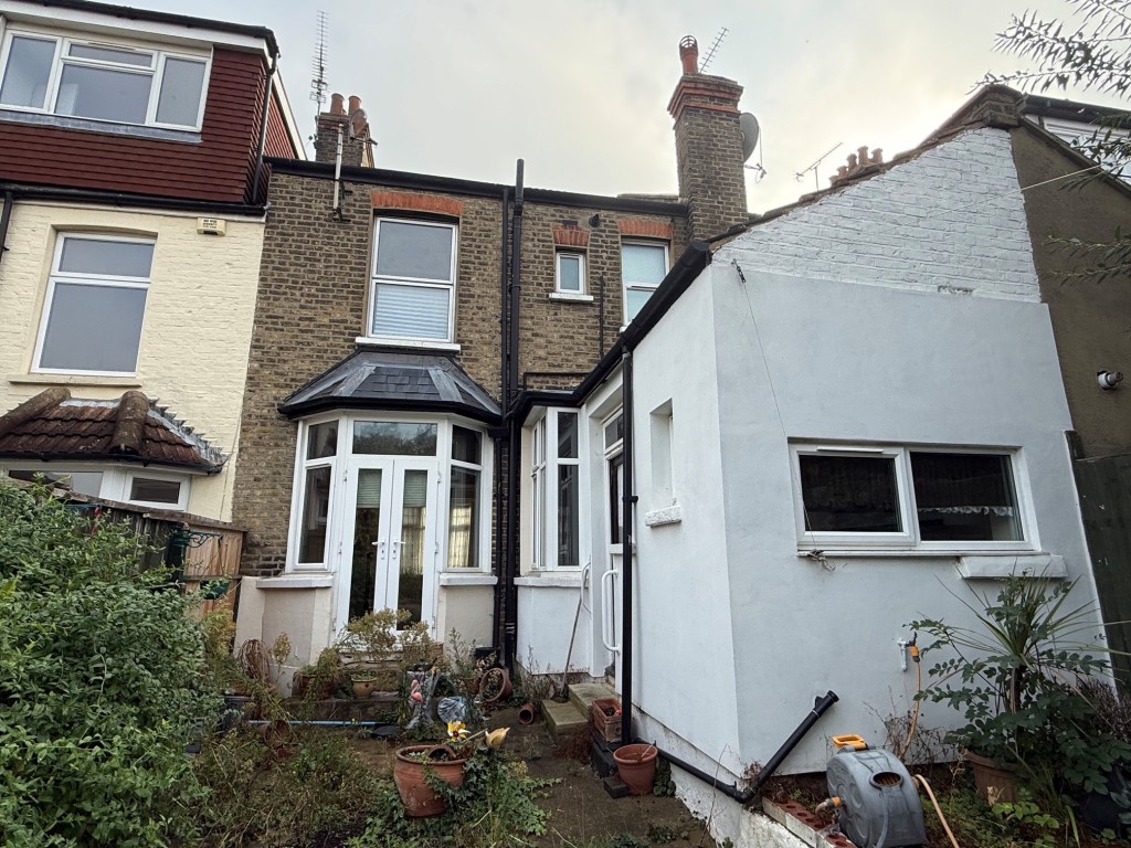 Lot: 142 - THREE-BEDROOM MID-TERRACE HOUSE FOR IMPROVEMENT - Rear elevation